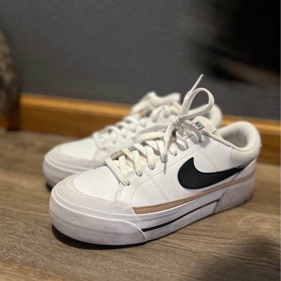 Nike Women’s size 7.5 Nike Court Legacy Lift Shoes - Picture 1 of 2